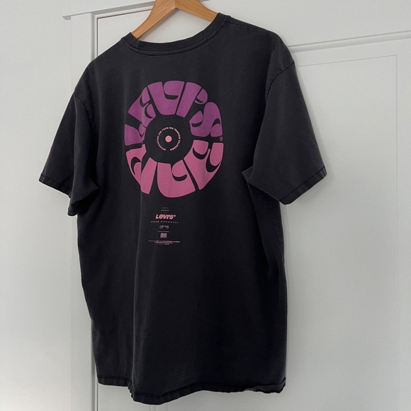 Levi's T Shirt - Men's Large - Picture 2 of 6